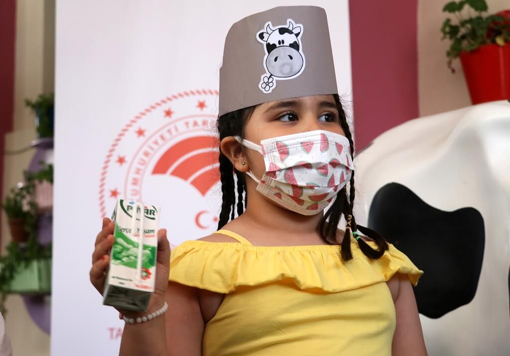 Dünya süt gününde İzmir'de anaokulu öğrencilerine sütün önemi anlatıldı
