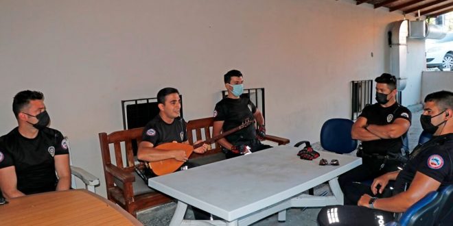 Fethiye'de görev yapan polis memuru müzik tutkusuyla meslektaşlarına da moral oluyor