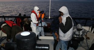 Foça açıklarında Türk kara sularına itilen 32 sığınmacı kurtarıldı