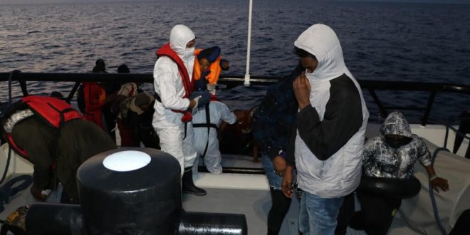 Foça açıklarında Türk kara sularına itilen 32 sığınmacı kurtarıldı