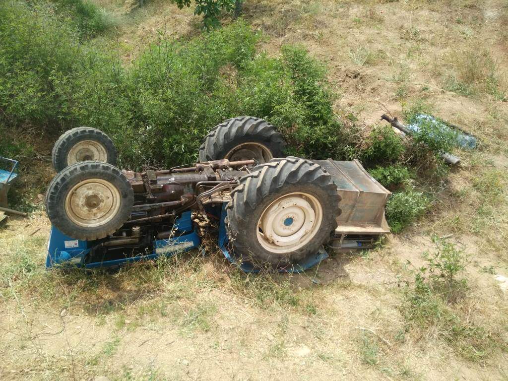Germencik'te devrilen traktörün sürücüsü yaralandı