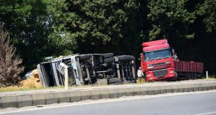 İncirliova'da saman yüklü tır devrildi: 1 yaralı