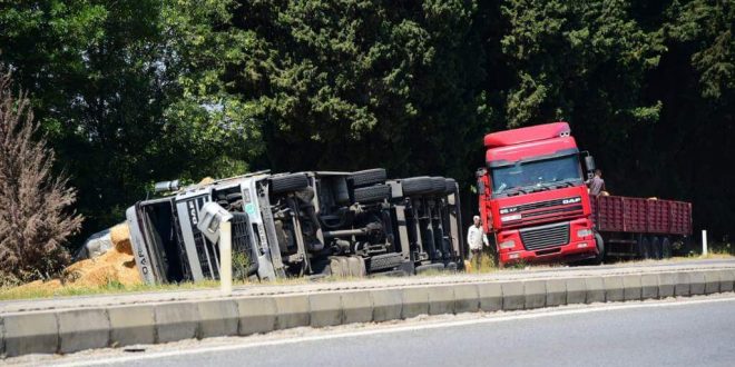 İncirliova'da saman yüklü tır devrildi: 1 yaralı