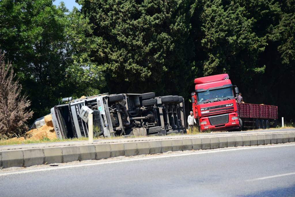 İncirliova'da saman yüklü tır devrildi: 1 yaralı