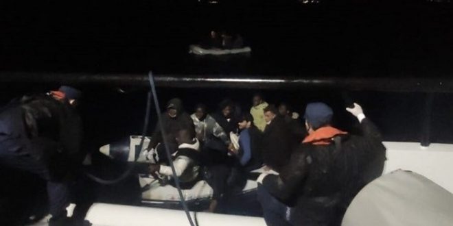 İzmir açıklarında Türk kara sularına itilen 16 sığınmacı kurtarıldı
