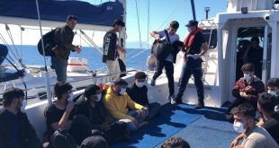 İzmir Çeşme'de yelkenli tekneyle yurt dışına geçmeye çalışan 73 sığınmacı yakalandı
