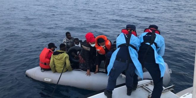 İzmir Deniz açıklarında 70 sığınmacı kurtarıldı