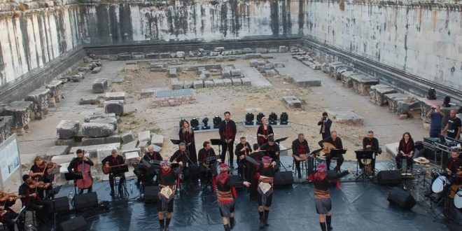 İzmir Devlet Türk Dünyası Dans ve Müzik Topluluğu, Apollon Tapınağı'nda konser verdi