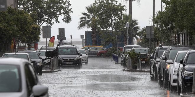 İzmir'de ani bastıran sağanak yağış etkisi devam ediyor