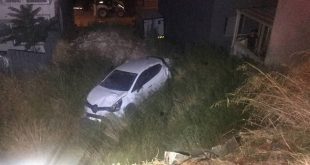 İzmir'de araziye düşen otomobildeki 2 kişi yaralandı