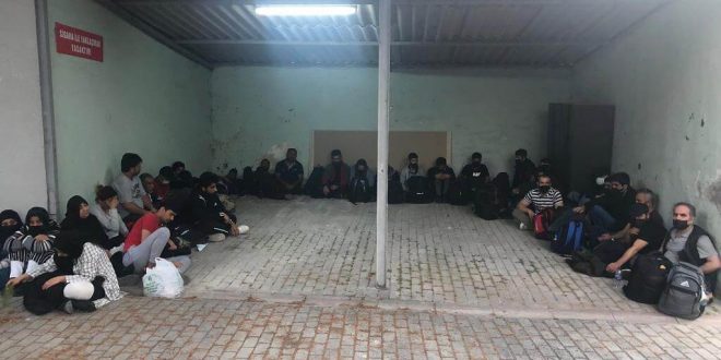 İzmir'de bağ evinde 32 sığınmacı yakalandı