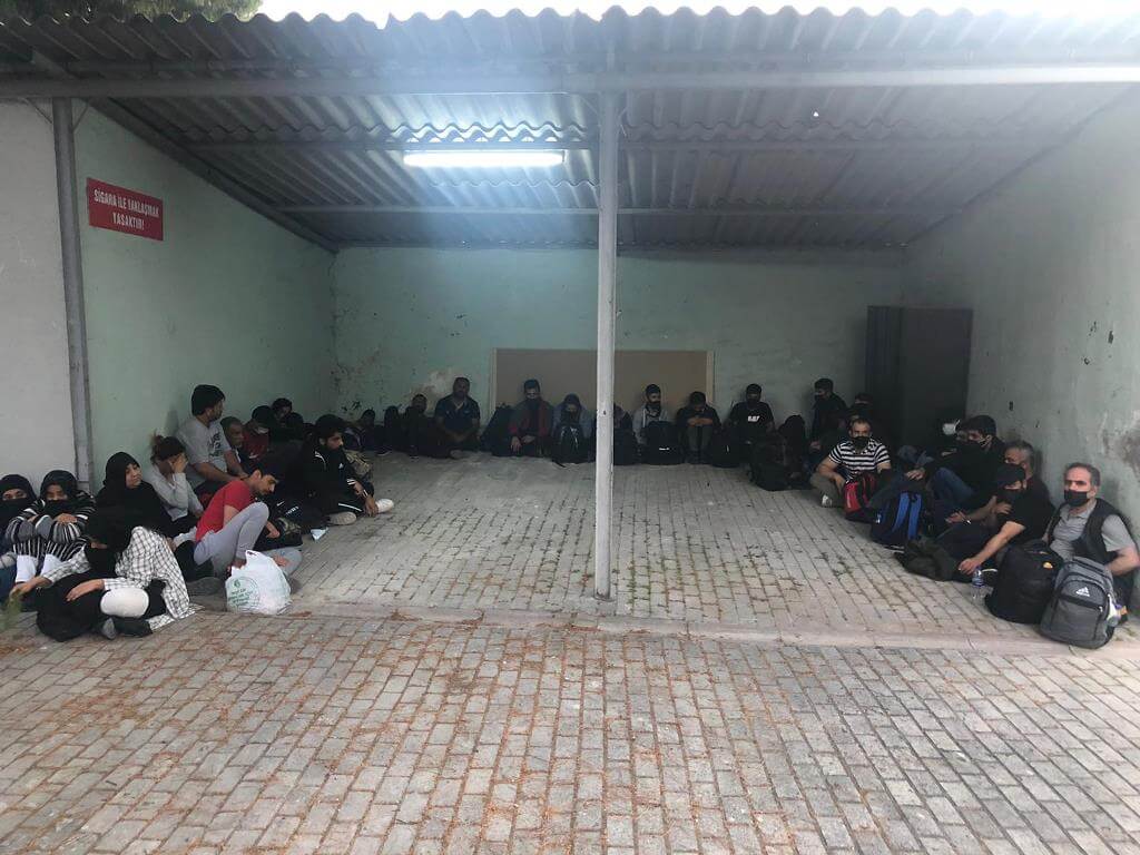 İzmir'de bağ evinde 32 sığınmacı yakalandı
