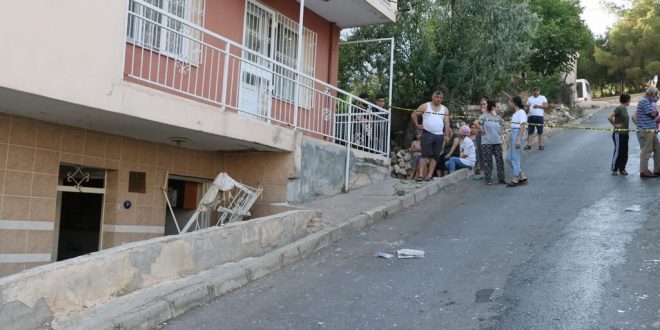 İzmir'de bir evde meydana gelen patlama nedeniyle 5 kişi yaralandı