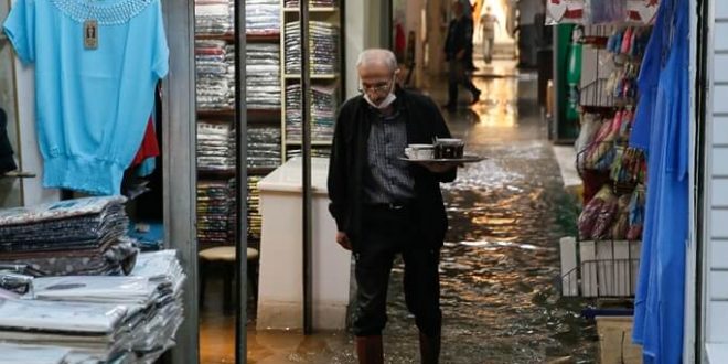 İzmir'de etkili olan sağanak su baskınlarına neden oldu