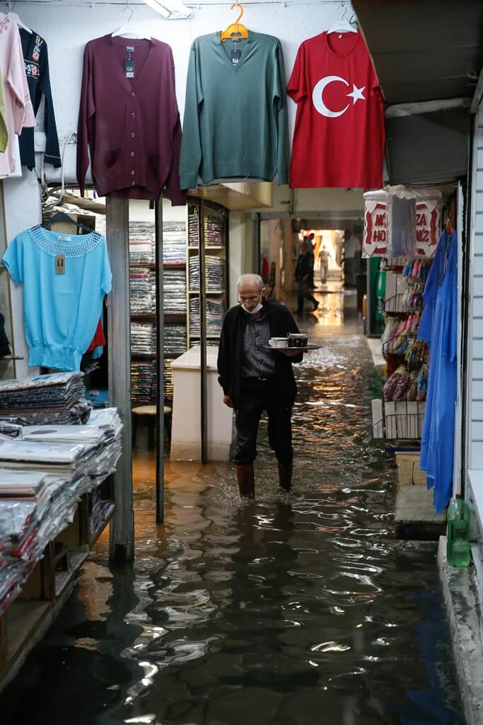 İzmir'de etkili olan sağanak su baskınlarına neden oldu