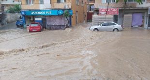 İzmir'de etkili sağanak su baskınlarına neden oldu