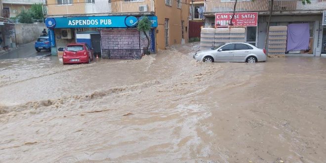 İzmir'de etkili sağanak su baskınlarına neden oldu