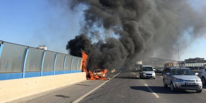 İzmir'de hareket halindeyken alev alan otomobil kullanılamaz hale geldi