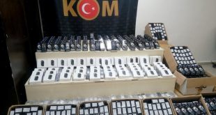 İzmir'de kaçak cep telefonlarına darbe 3 bin 810 cep telefonu ele geçirildi