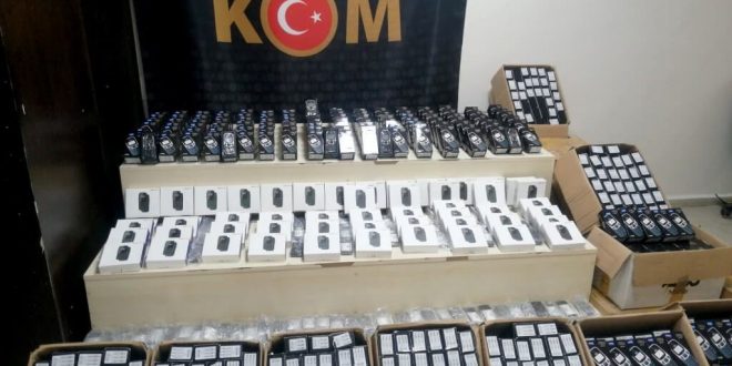 İzmir'de kaçak cep telefonlarına darbe 3 bin 810 cep telefonu ele geçirildi