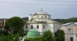 İzmir'de kısa süreli fırtına hayatı olumsuz etkiledi