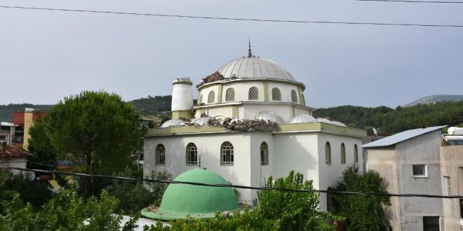 İzmir'de kısa süreli fırtına hayatı olumsuz etkiledi