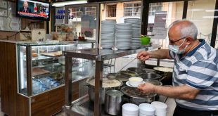 İzmir'de normalleşme ile birlikte restoran ve kafeler müşteri kabul etmeye başladı