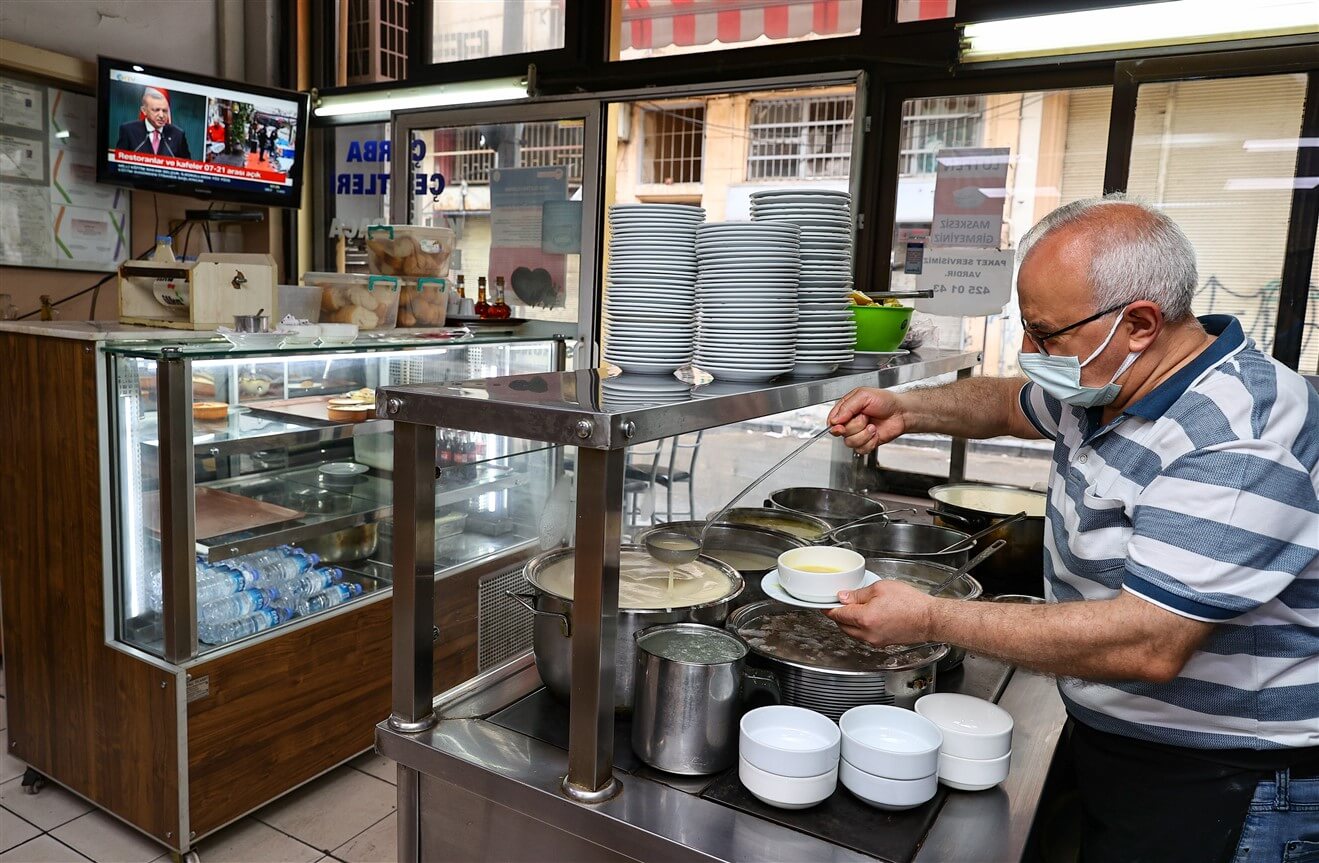 İzmir'de normalleşme ile birlikte restoran ve kafeler müşteri kabul etmeye başladı