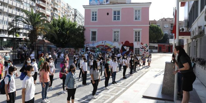 İzmir'de ortaokul ve lise öğrencileri yüz yüze eğitimin başlamasıyla okullarına döndü