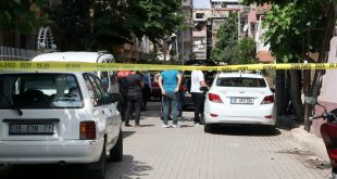 İzmir'de otomobilden gelen silah sesleri sonrasında iki kişi yaralandı