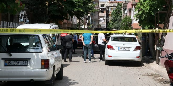 İzmir'de otomobilden gelen silah sesleri sonrasında iki kişi yaralandı