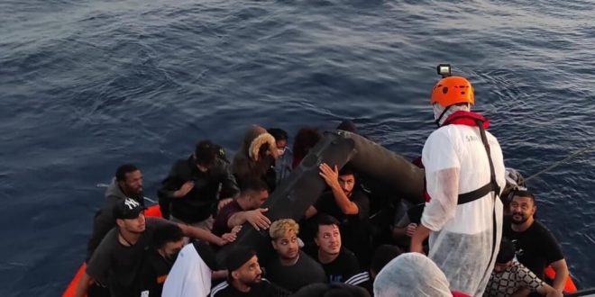İzmir'in Dikili ve Karaburun deniz açıklarında 51 sığınmacı kurtarıldı