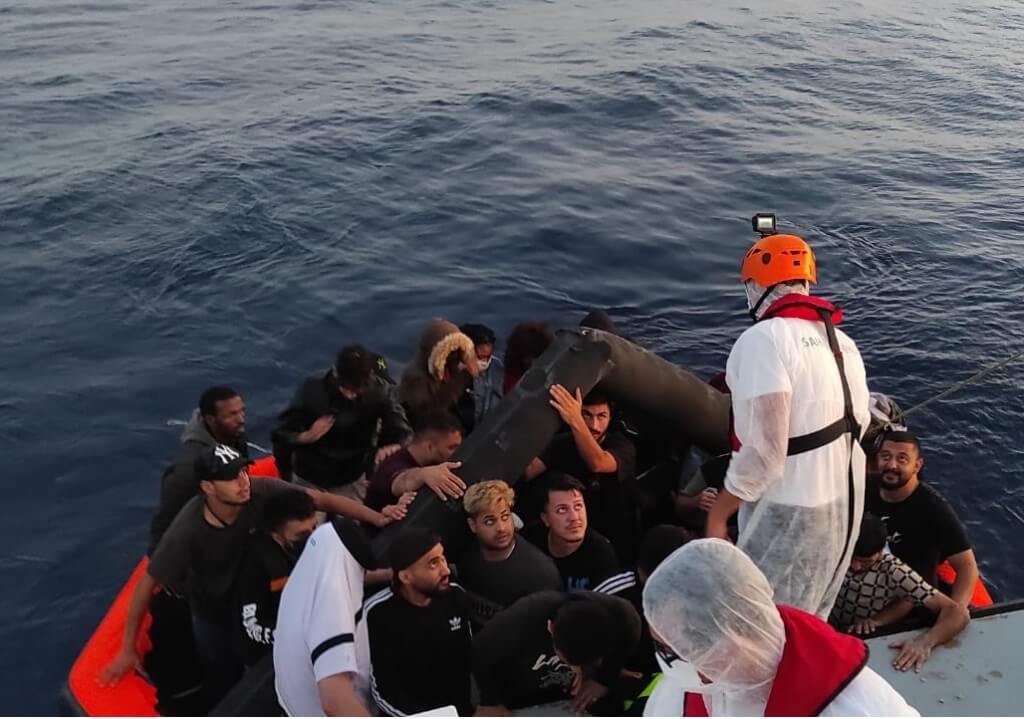 İzmir'in Dikili ve Karaburun deniz açıklarında 51 sığınmacı kurtarıldı
