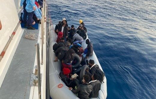 Karaburun açıklarında denizde 31 düzensiz göçmen kurtarıldı