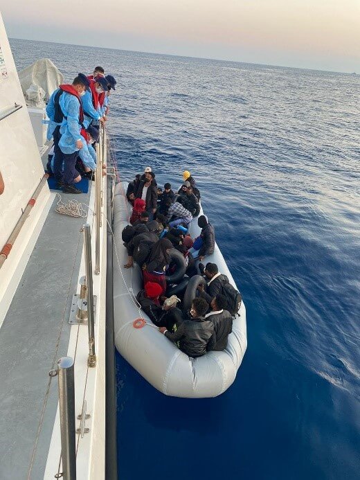 Karaburun açıklarında denizde 31 düzensiz göçmen kurtarıldı