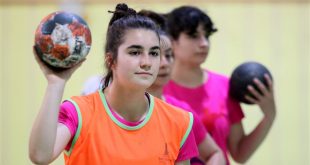 Kız çocuklarının spor yapması için kurulan hentbol takımı, 1. Lig'e çıkmak için mücadele edecek