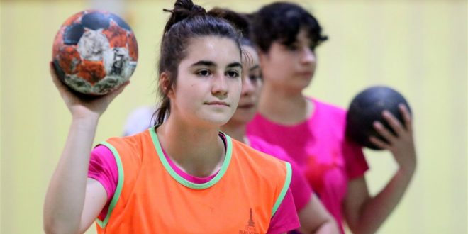 Kız çocuklarının spor yapması için kurulan hentbol takımı, 1. Lig'e çıkmak için mücadele edecek