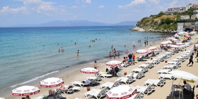 Kuşadası'nda sahiller yabancı turistlere kaldı