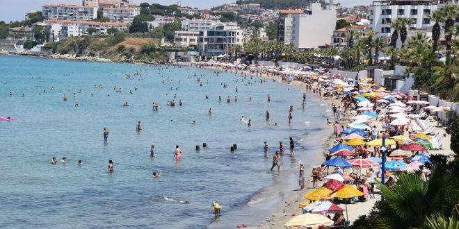 Kuşadası'nda tatilciler plajlara akın etti