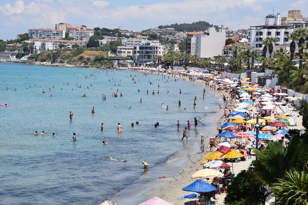 Kuşadası'nda tatilciler plajlara akın etti