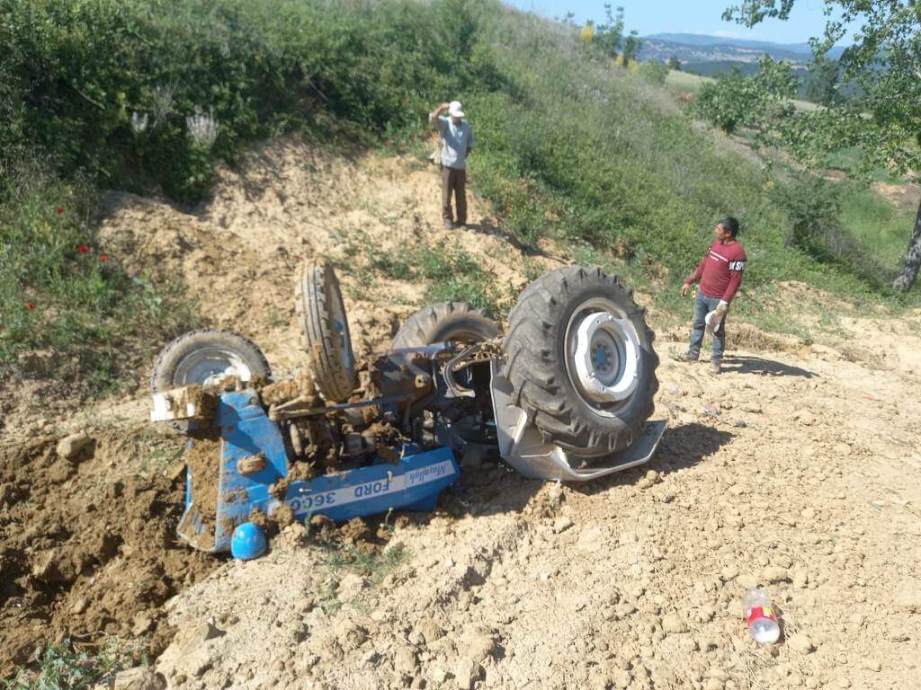 Kütahya'da devrilen traktörün altında kalan sürücü öldü