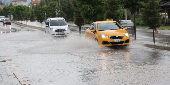 Kütahya'da kuvvetli sağanak nedeniyle bazı ev ve iş yerlerini su bastı