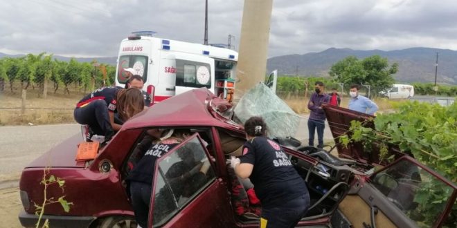 Manisa Alaşehir'de aydınlatma direğine çarpan otomobilin sürücüsü öldü