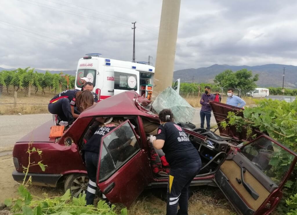 Manisa Alaşehir'de aydınlatma direğine çarpan otomobilin sürücüsü öldü