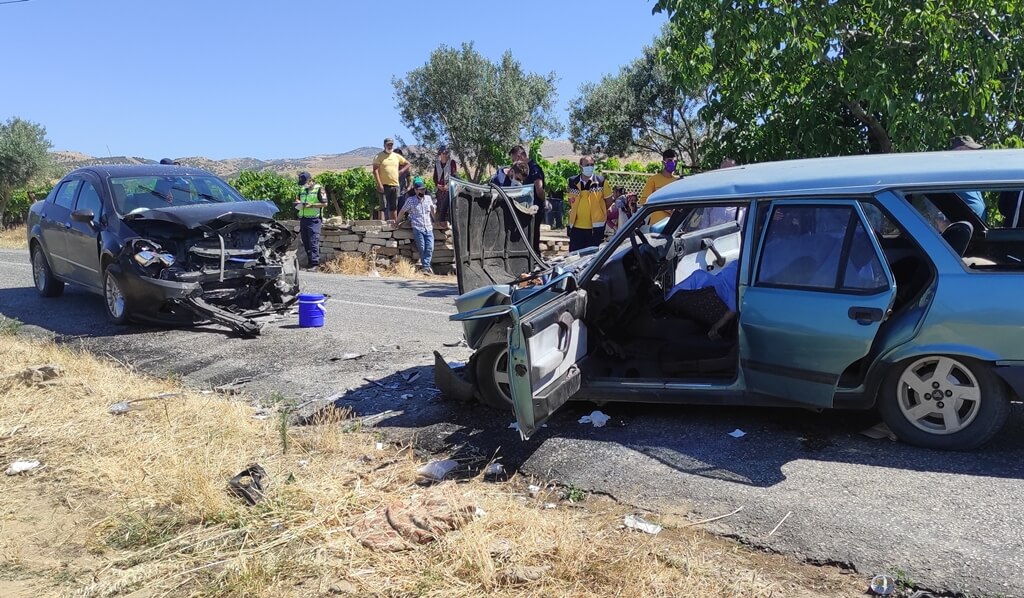 Manisa Alaşehir'de iki otomobil çarpıştı: 1 ölü, 1 yaralı