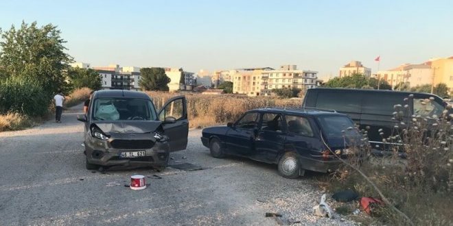 Manisa Yunusemre İlçesinde otomobil ile hafif ticari araç çarpıştı: 4'ü çocuk, 8 yaralı