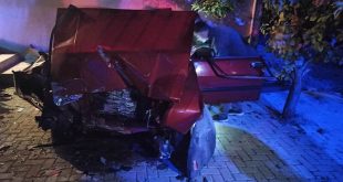 Manisa'da duvara çarpan otomobilin sürücüsü hayatını kaybetti