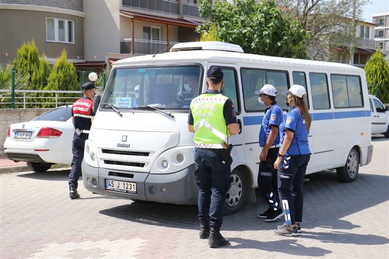 Manisa'da işçi servislerinde trafik ve Kovid-19 tedbirleri denetlendi