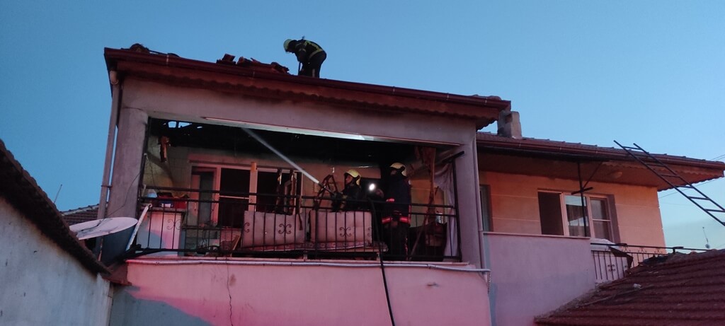 Manisa'da ocaktan sıçrayan kıvılcım evi yaktı