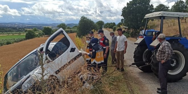 Manisa'da şarampole devrilen otomobildeki 2 kişi yaralandı